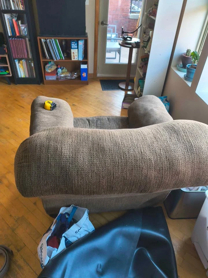 Brown recliner - photo 2
