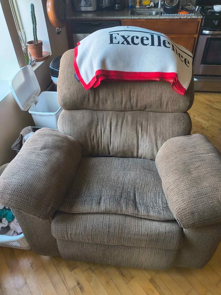 Brown recliner - photo 3