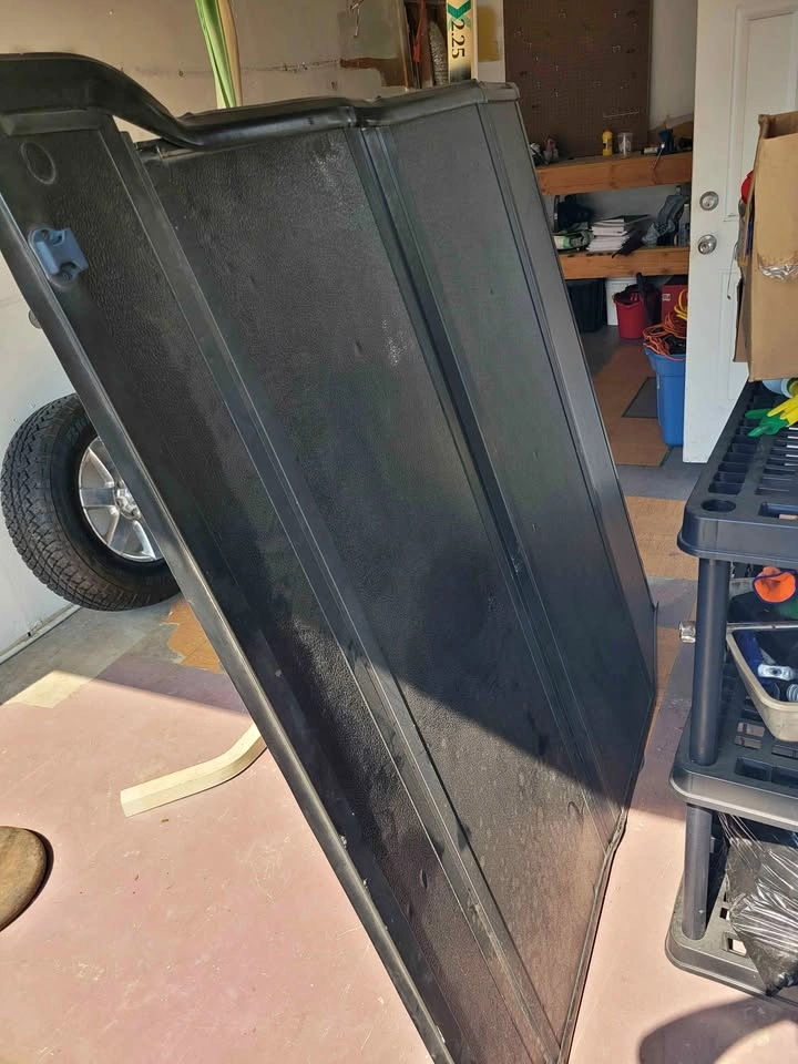 Tri-Fold Truck Bed Tonneau Cover 5.5 ft