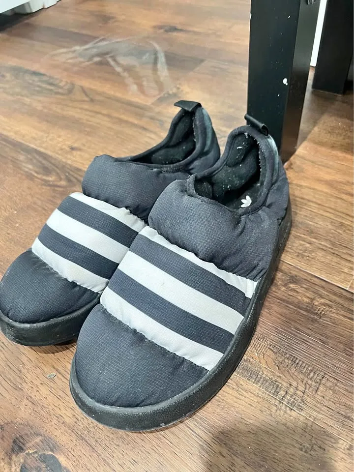 Adidas's shoes thumbnail
