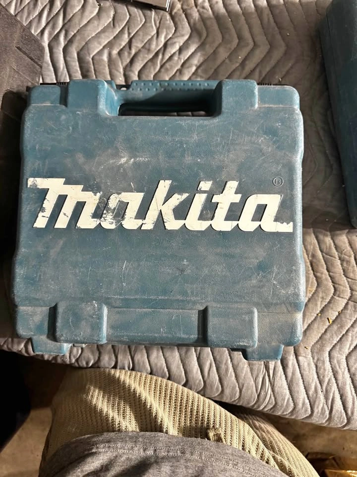 Makita AF506 Pneumatic Brad Nailer