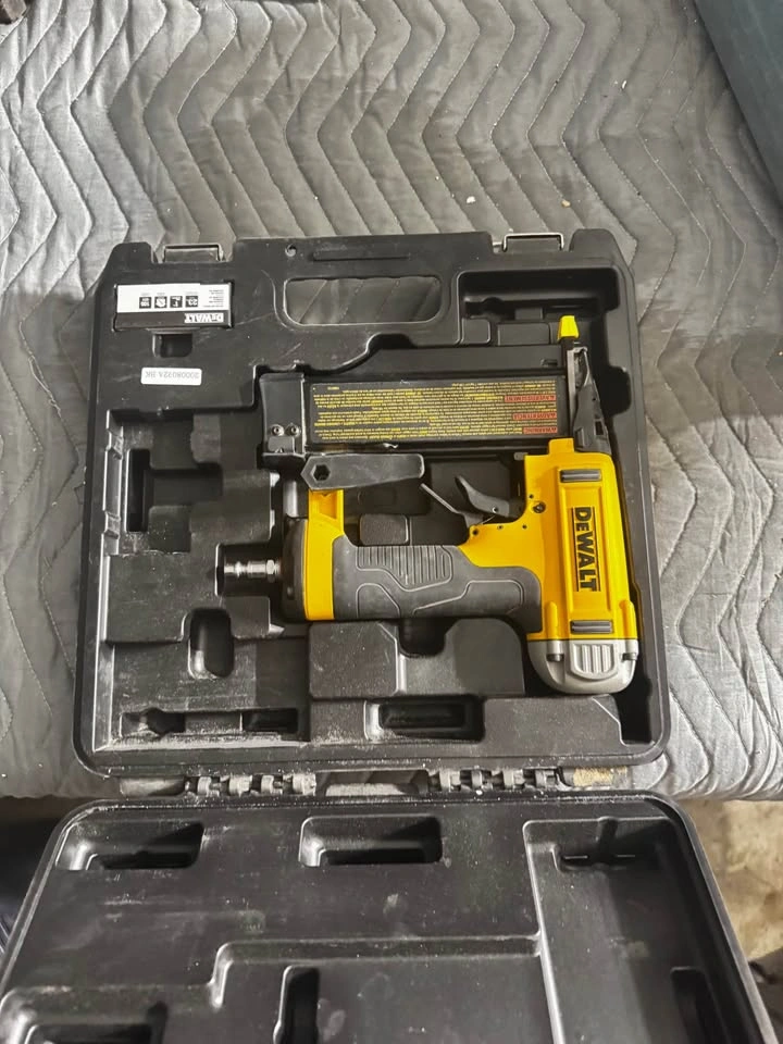 DEWALT DWFP2350 23 Gauge Pin Nailer - photo 2