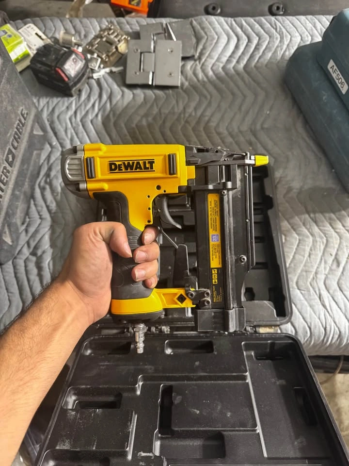 DEWALT DWFP2350 23 Gauge Pin Nailer - photo 3