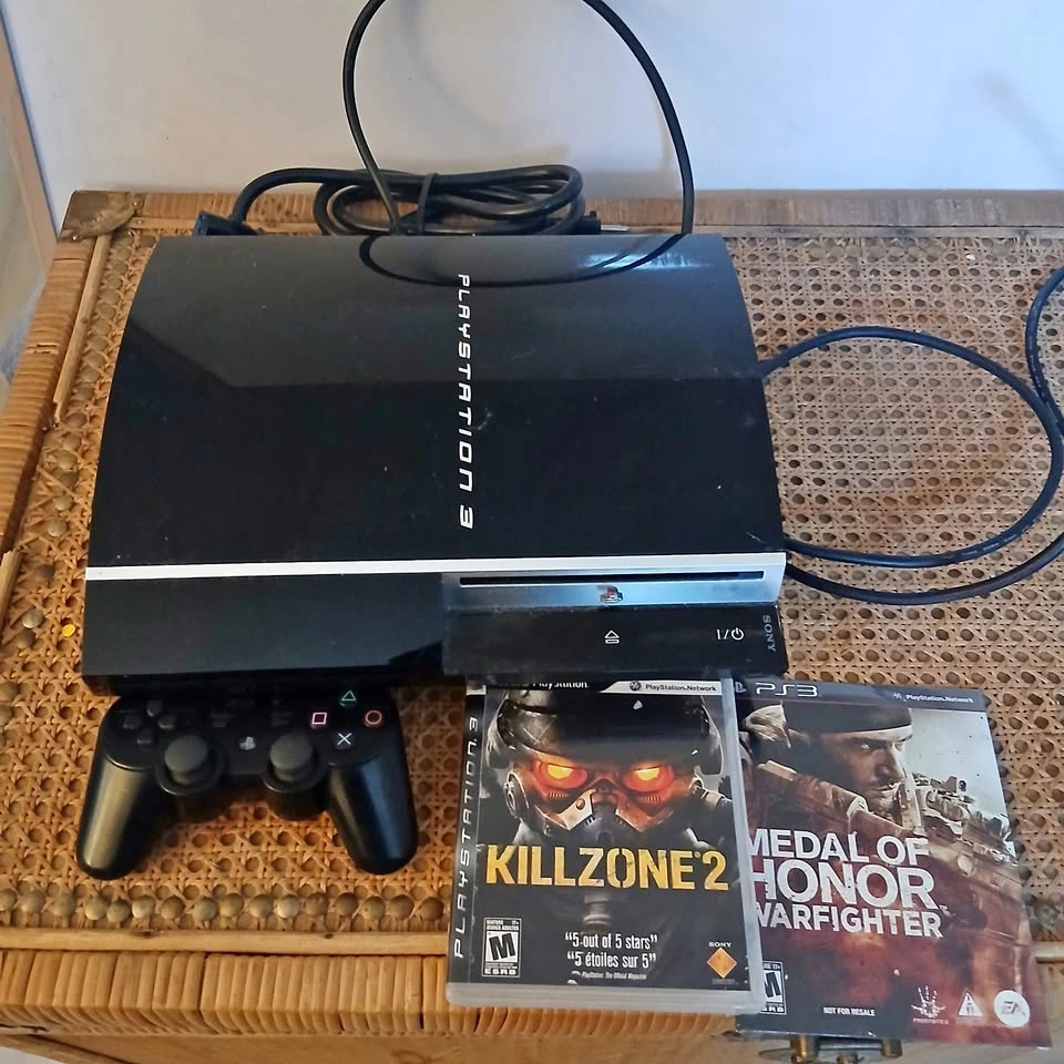 Playstation 3 Console - 1 Controller, 3 games