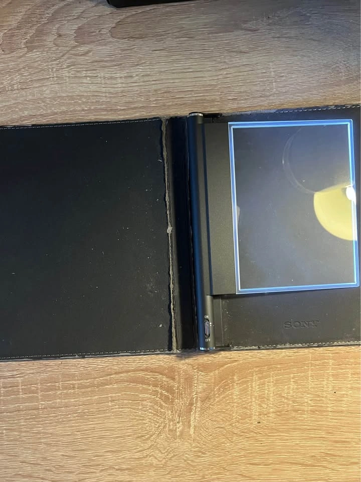 BROKEN SONY PRS 505 with Case, Data Cable, and New Battery - photo 2