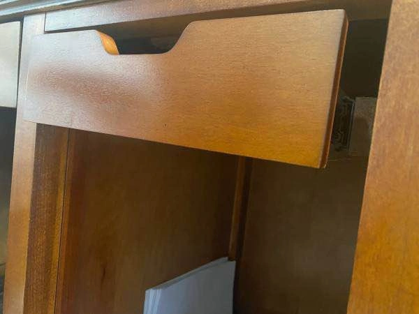 Desk - photo 4