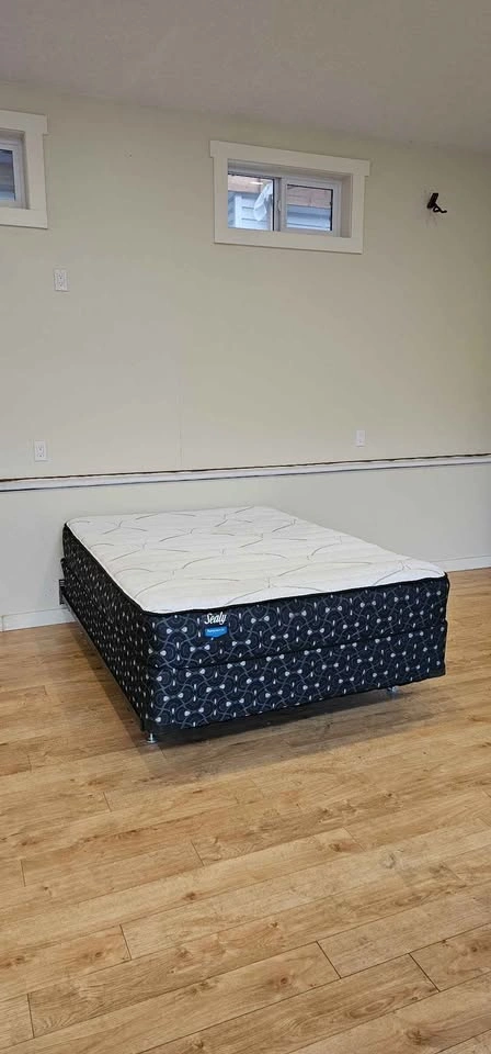 Sealy Posturepedic Double mattress and Box Spring Set - photo 3