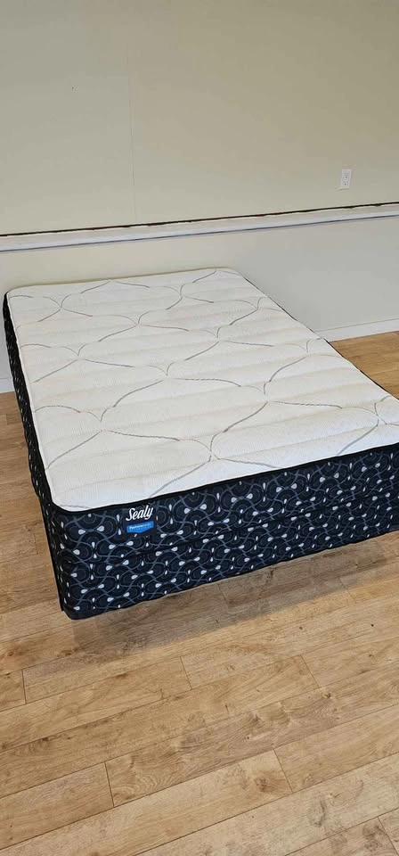 Sealy Posturepedic Double mattress and Box Spring Set - photo 4