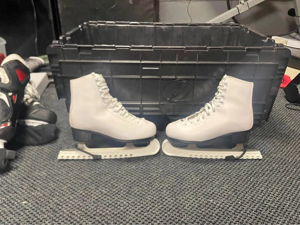 Size 5 women’s Acro Skates