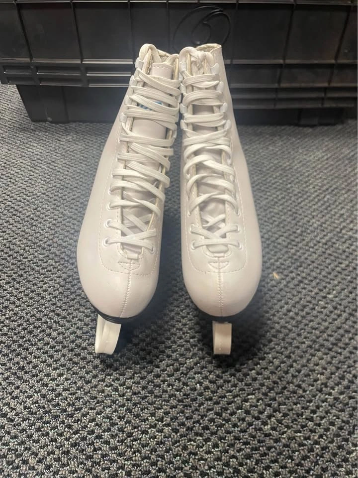 Size 5 women’s Acro Skates - photo 2