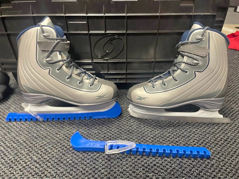 Size 7 WOMENS Reebok Acro skates