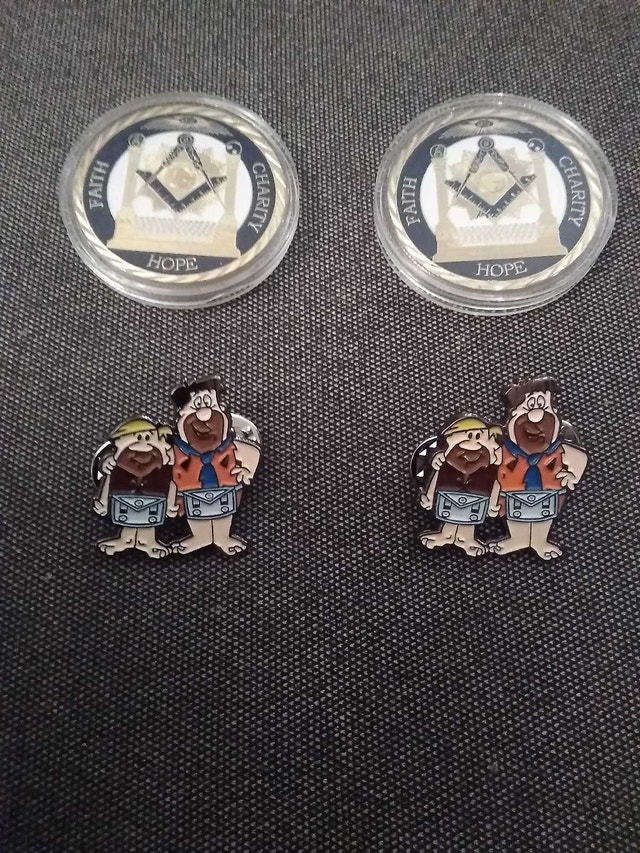 Masonic Collectibles: 2 coins and 2 pins - photo 2