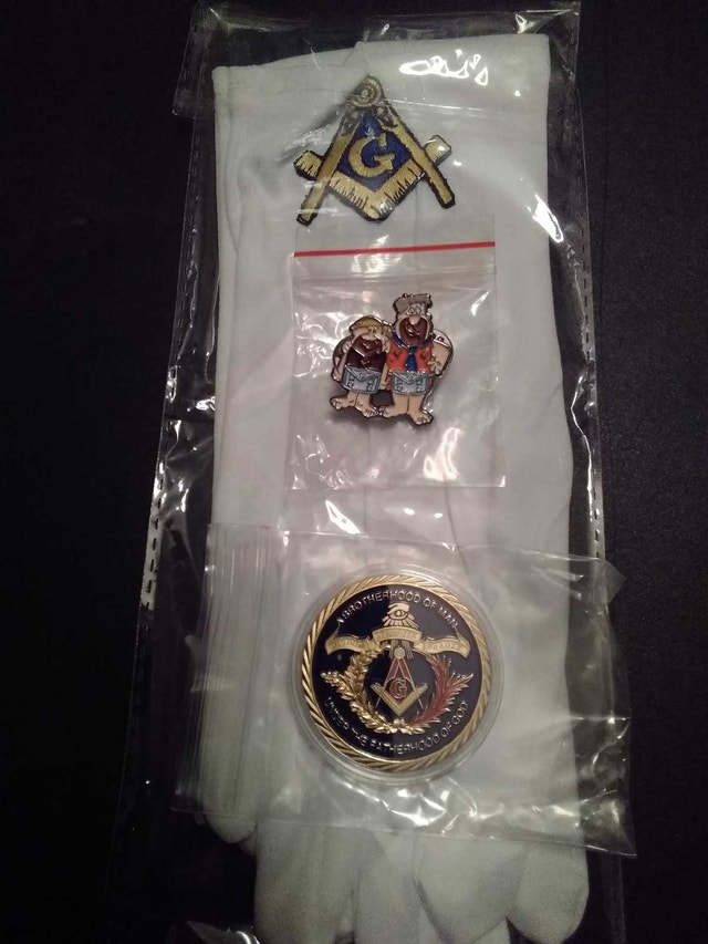 Masonic Collectibles. Gloves, coin and pin.