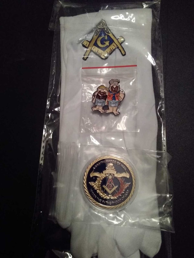 Masonic Collectibles. Gloves, coin and pin. - photo 2