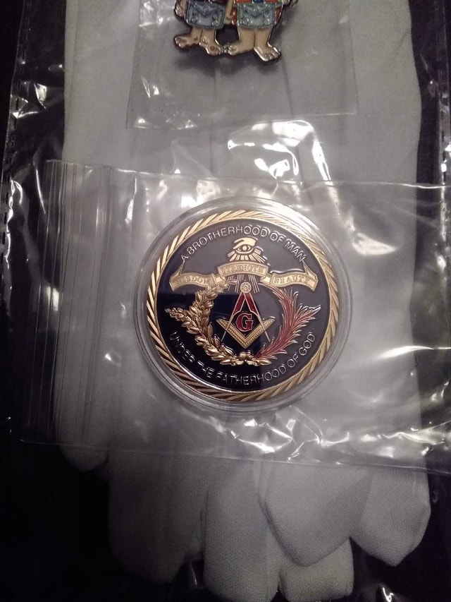 Masonic Collectibles. Gloves, coin and pin. - photo 3