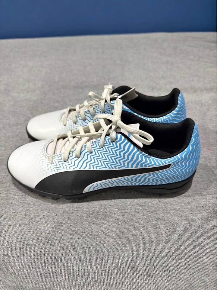 Women's Puma Soccer Cleats (size 7)