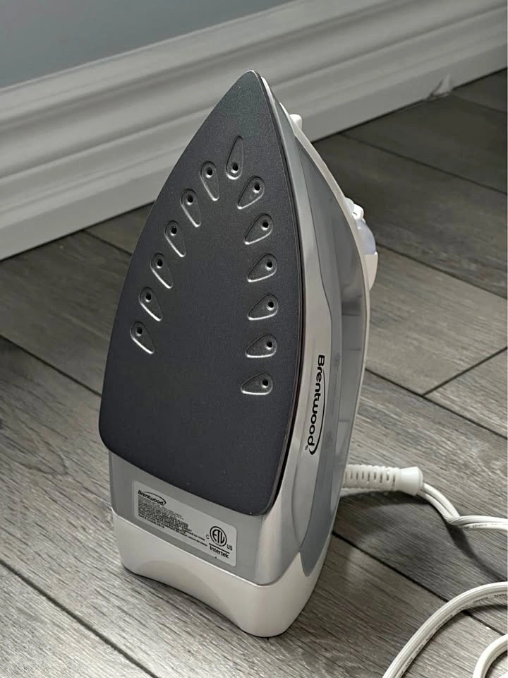 Steam iron for clothes