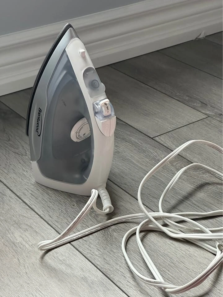 Steam iron for clothes - photo 2