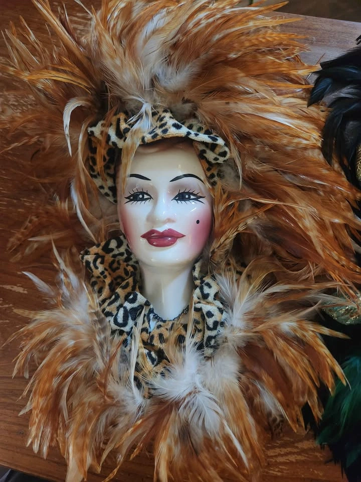 Vintage Porcelain Vegas Showgirl Wall Hangings, set of 4 - photo 2