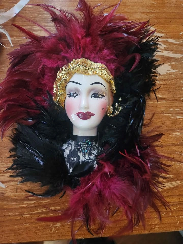 Vintage Porcelain Vegas Showgirl Wall Hangings, set of 4 - photo 5