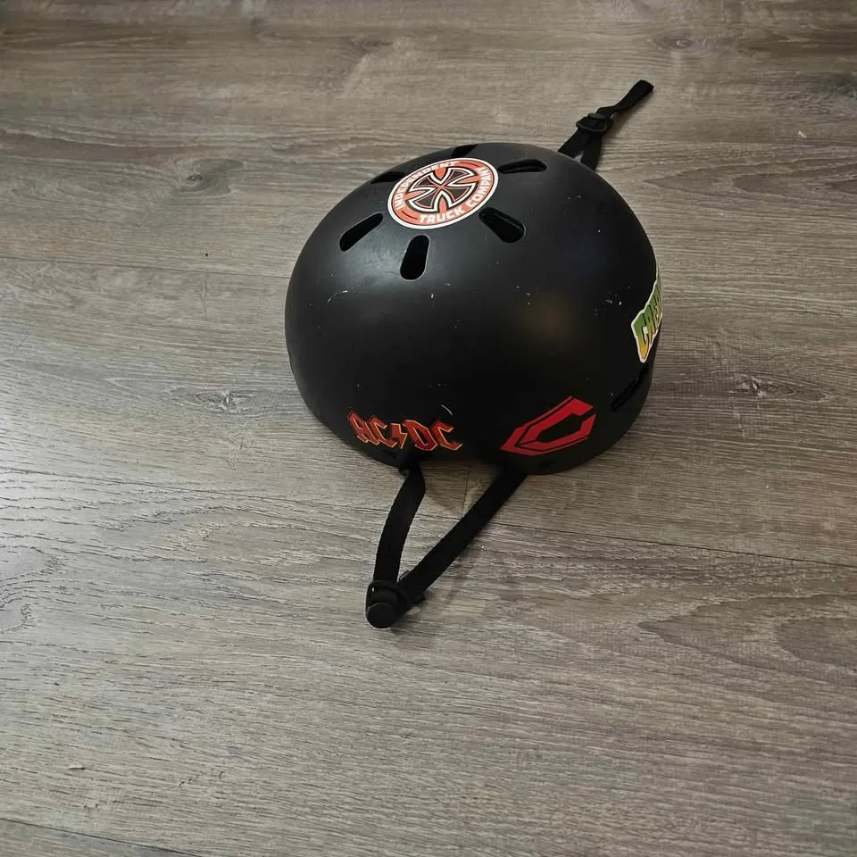 Skateboard helmet image indicator(2)