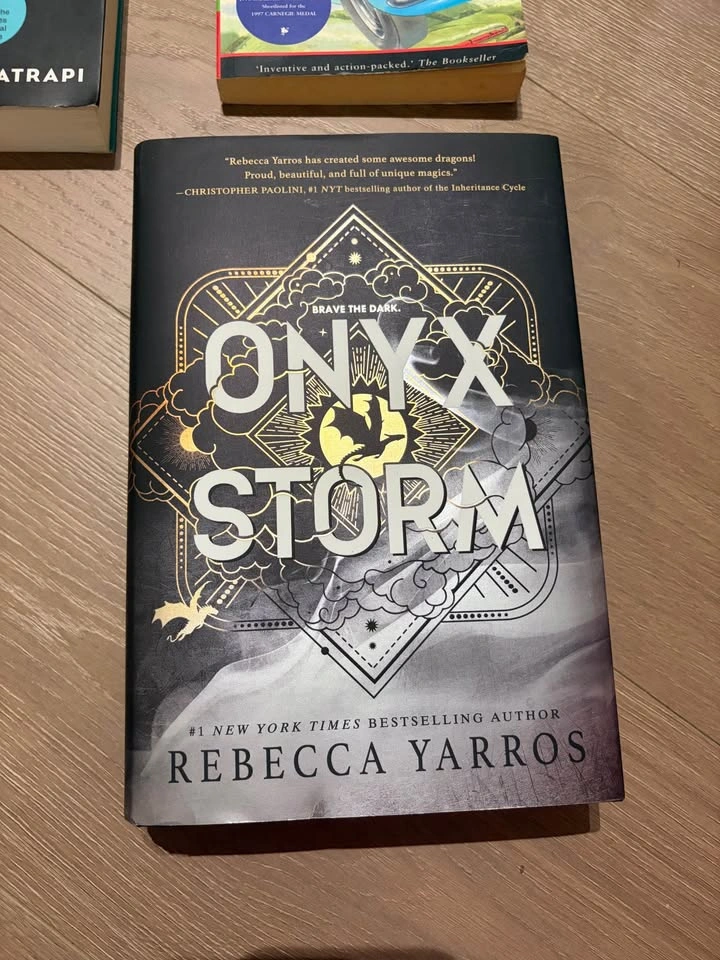 Fourth wing and onyx storm books - photo 3