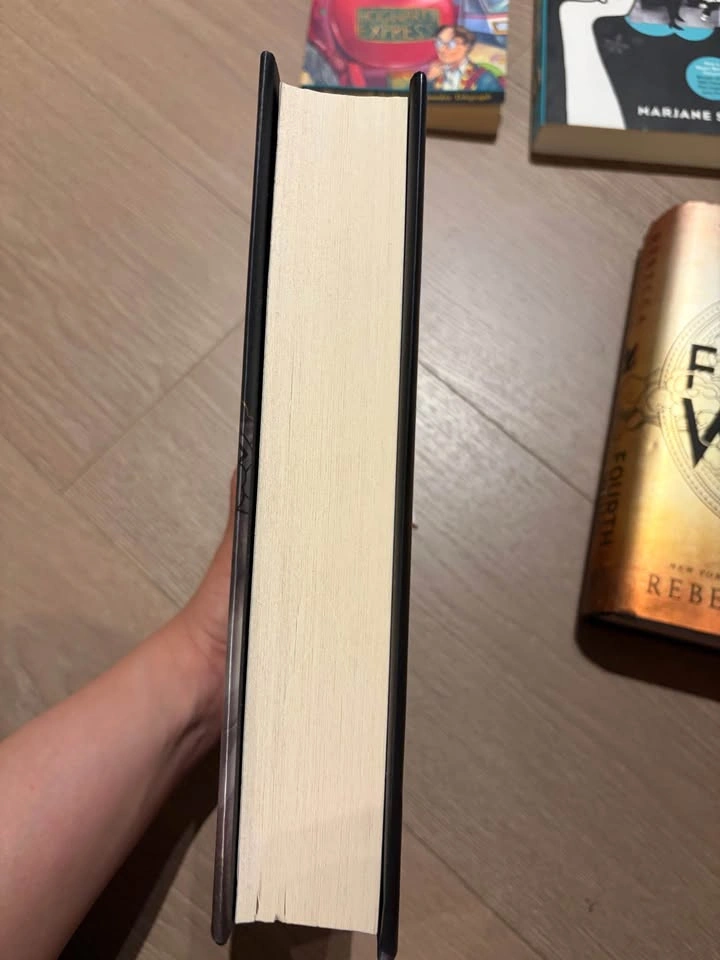 Fourth wing and onyx storm books - photo 4
