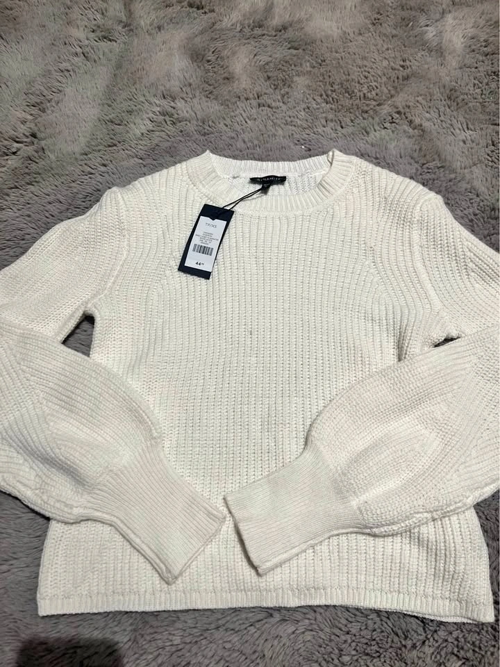 White sweater Dynamite