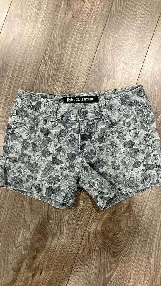 Meters Bonwe Floral Gray Jean Shorts