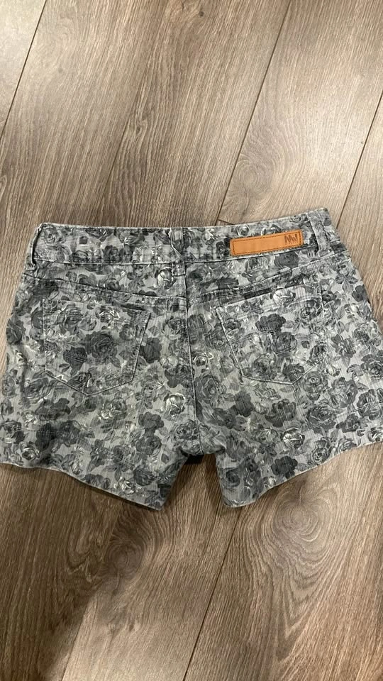Meters Bonwe Floral Gray Jean Shorts - photo 2