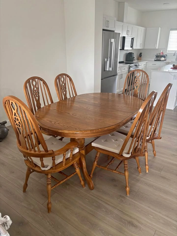 Extendable Dinning Table with 6 Chairs