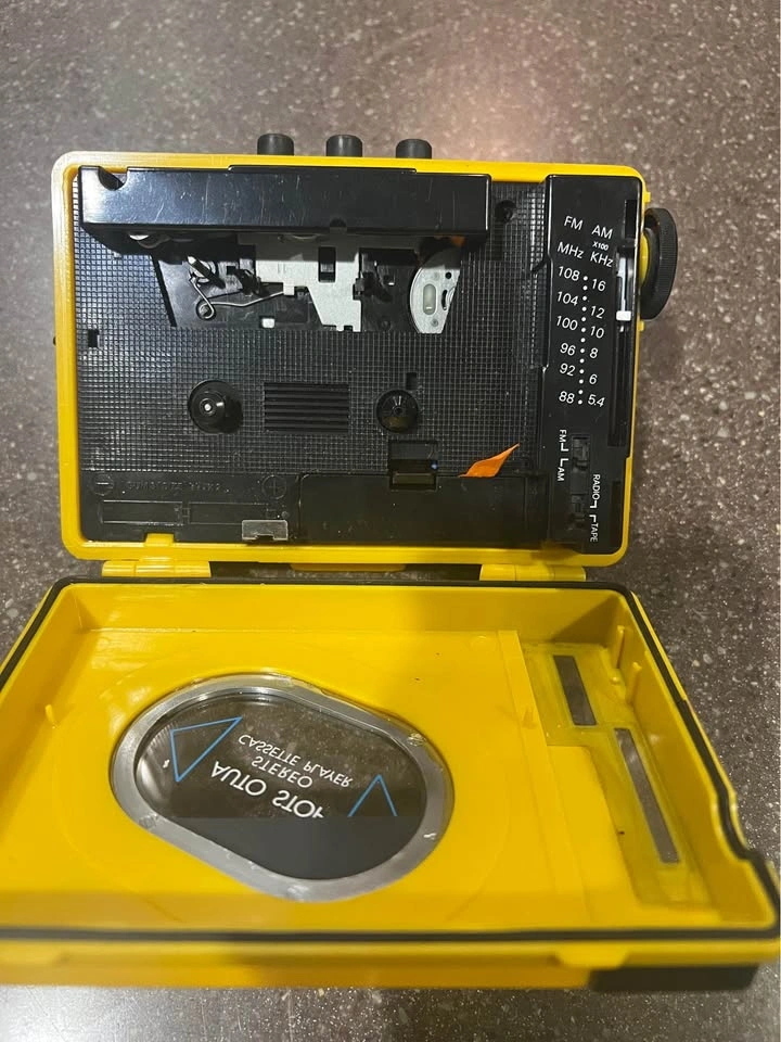 Vintage Centurion E-701 Slicker AM/FM Stereo Cassette Player - photo 3