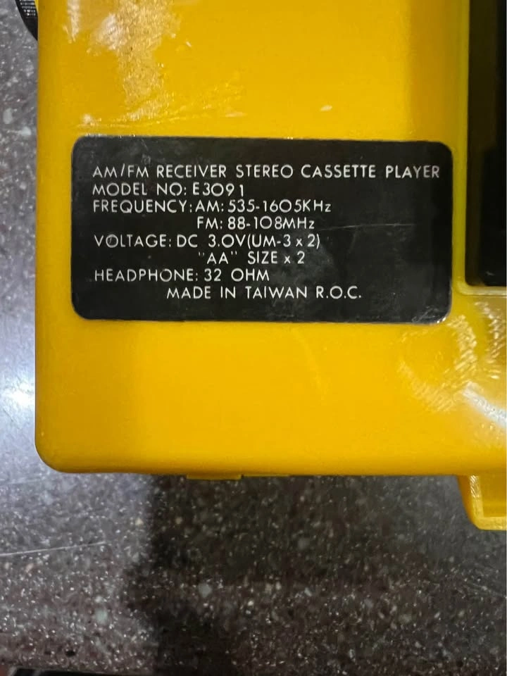 Vintage Centurion E-701 Slicker AM/FM Stereo Cassette Player - photo 5