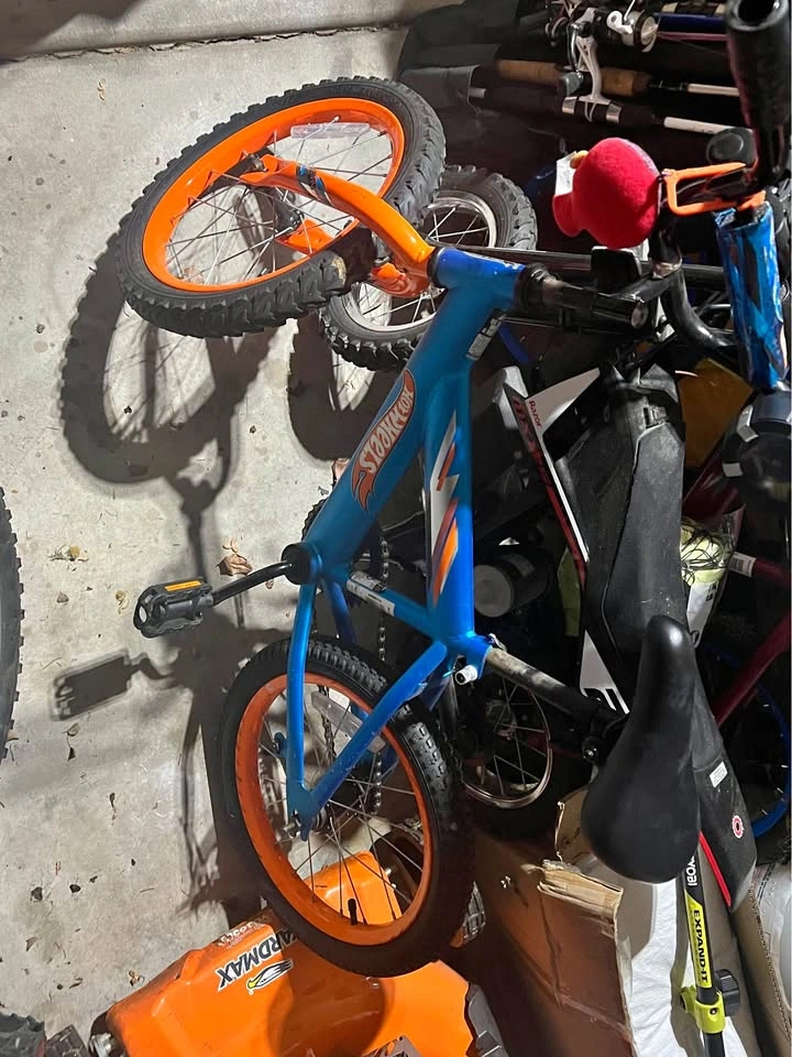 Dynacraft Hot Wheels 16-Inch Boys BMX Bike