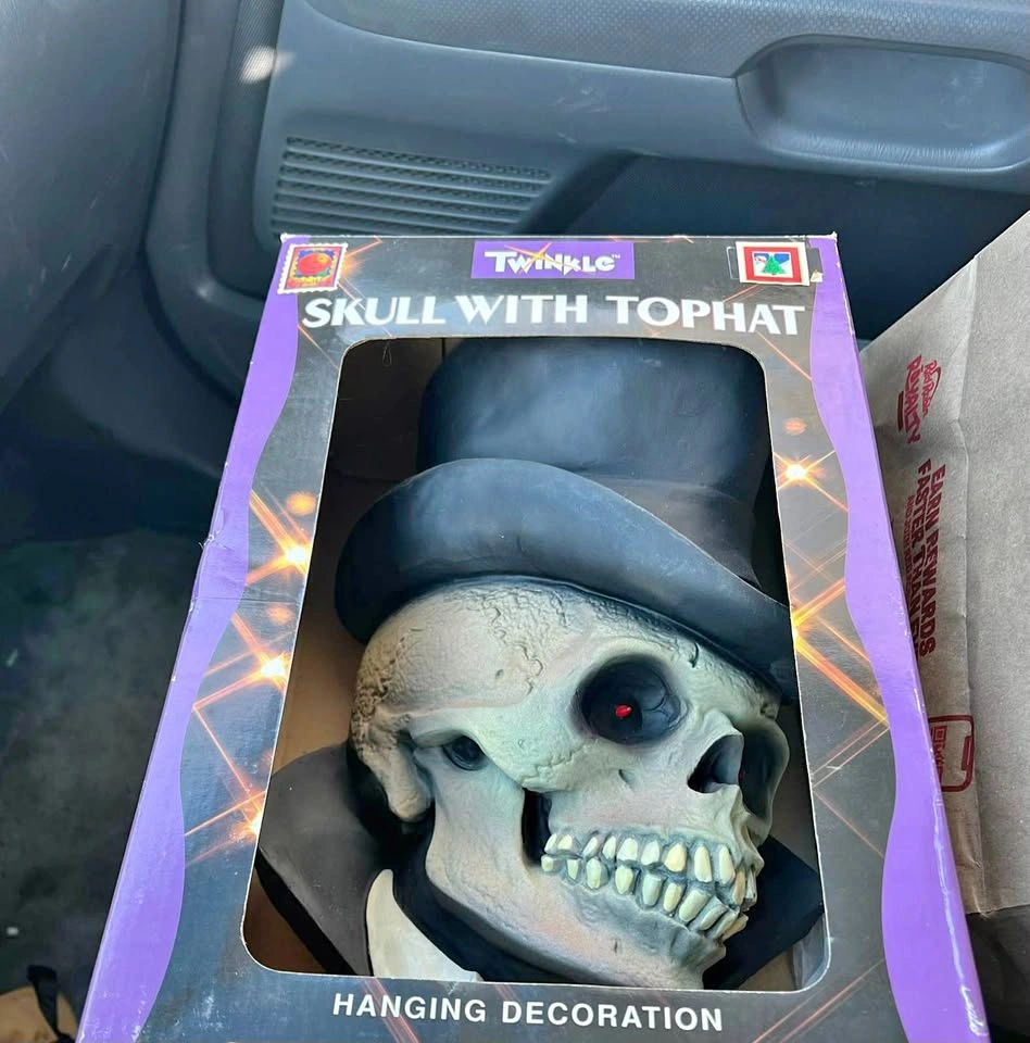 Twinkle Skull with Tophat Hanging Decoration