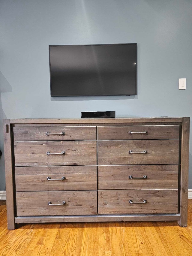 Rustic Gray 8-Drawer Double Dresser - Solid Wood Style