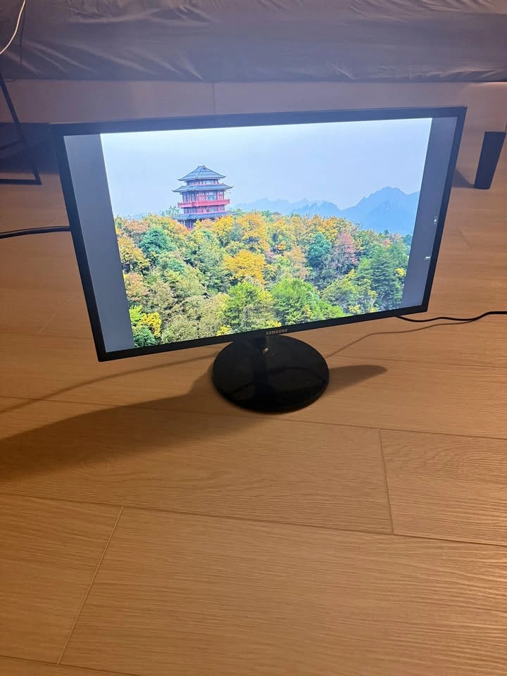 Samsung 24" LED HD Slim Monitor Gaming or Office