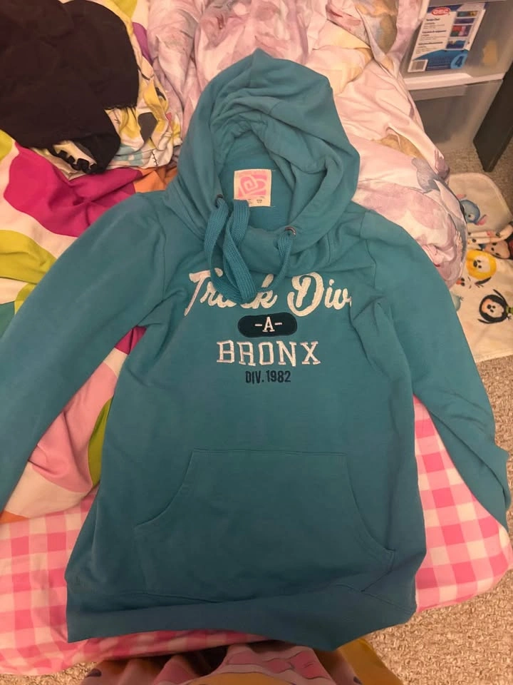 Girls’s hoodie bundle (size small and medium) - photo 3