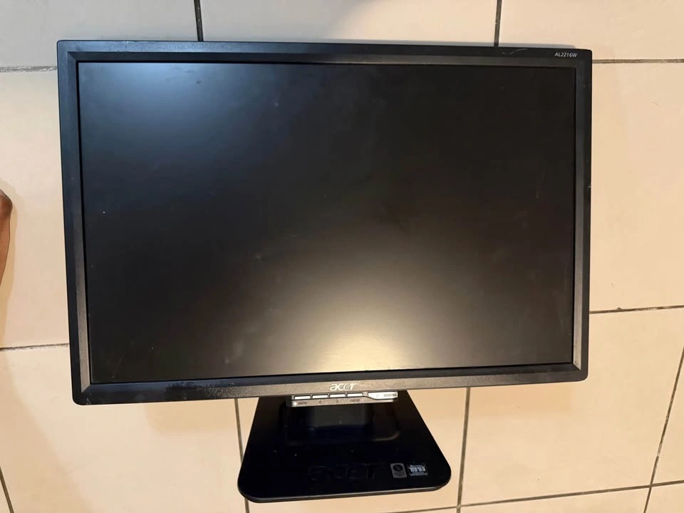 22” Acer Monitor (VGA/DVI) – Great Condition - photo 2