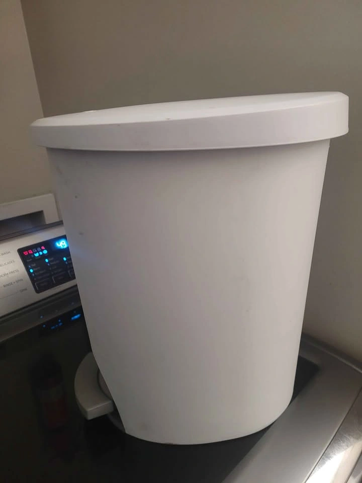 NEW White Plastic Step-On Trash Can with Inner Liner - photo 2