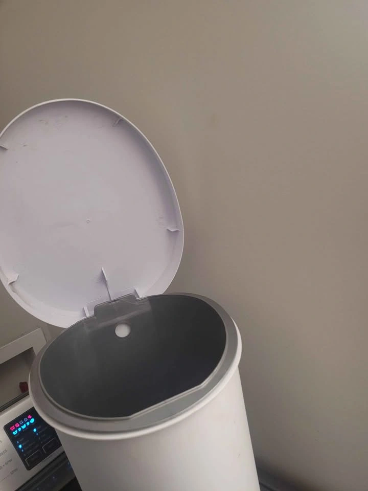 NEW White Plastic Step-On Trash Can with Inner Liner - photo 3