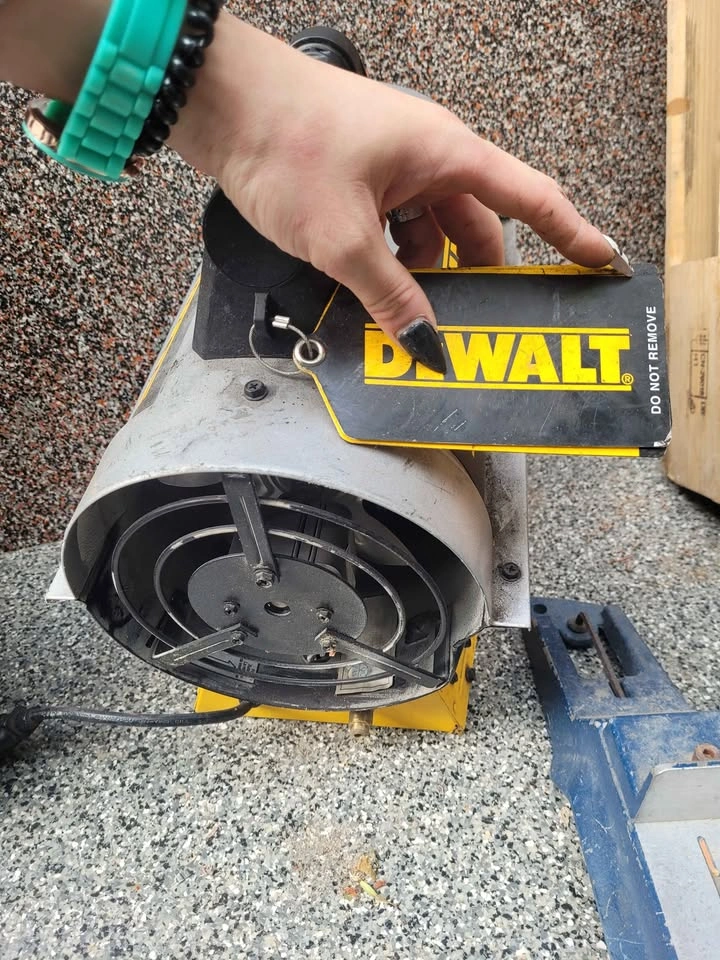 DEWALT 90,000 BTU Forced Air Propane Heater - photo 3