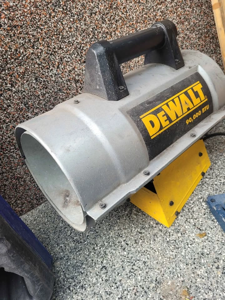 DEWALT 90,000 BTU Forced Air Propane Heater - photo 4