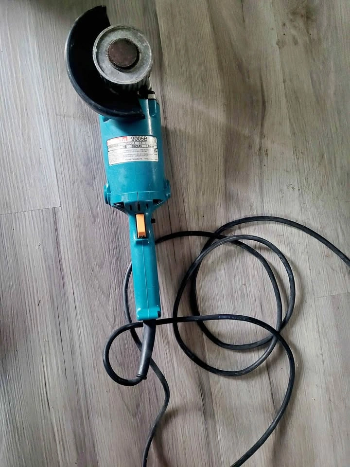 Makita 9005B 5-Inch Angle Grinder