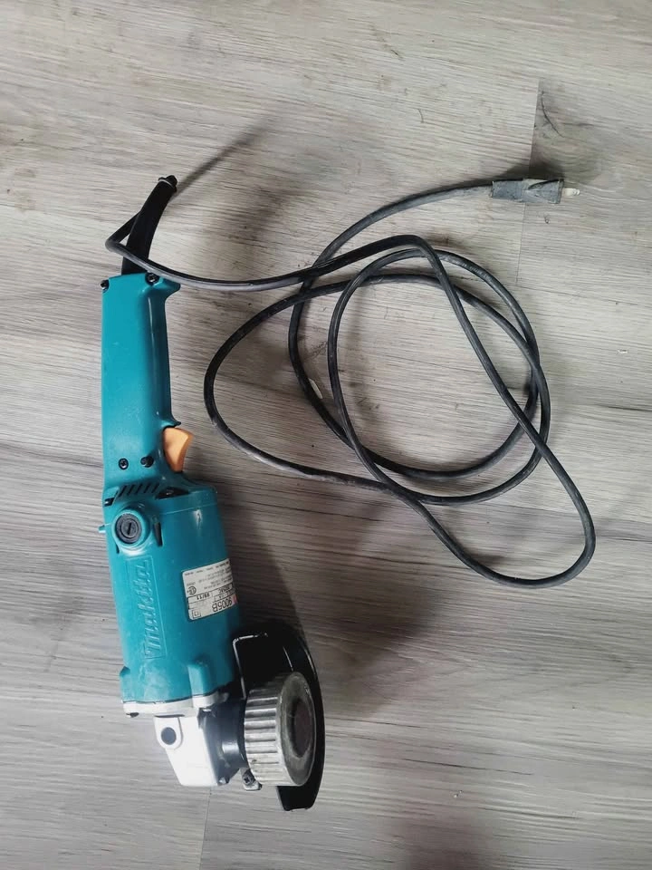 Makita 9005B 5-Inch Angle Grinder - photo 2