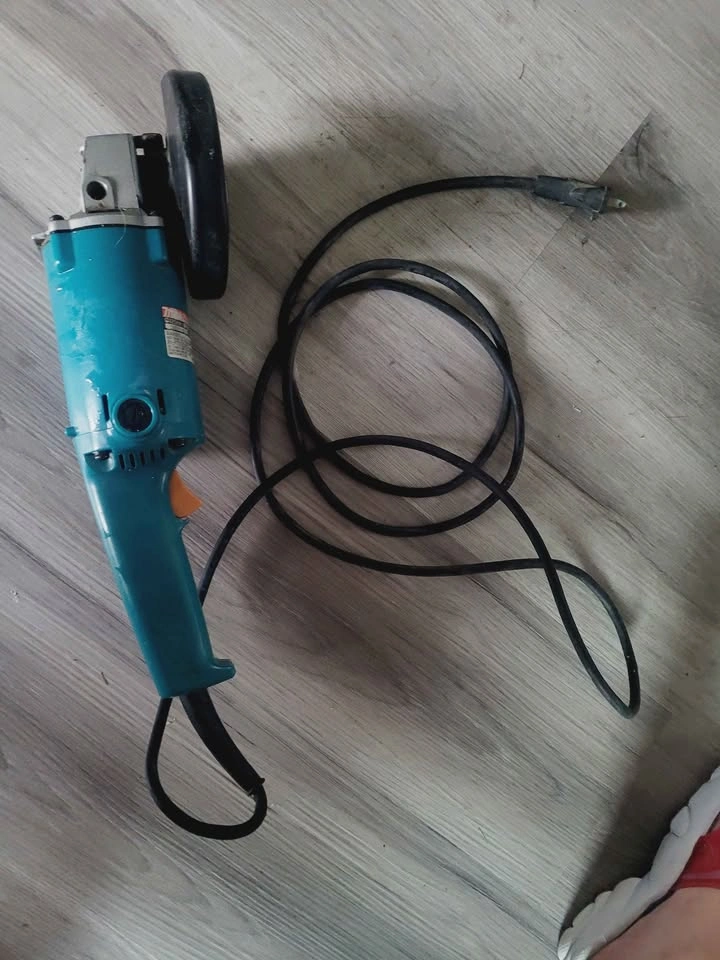 Makita 9005B 5-Inch Angle Grinder - photo 3