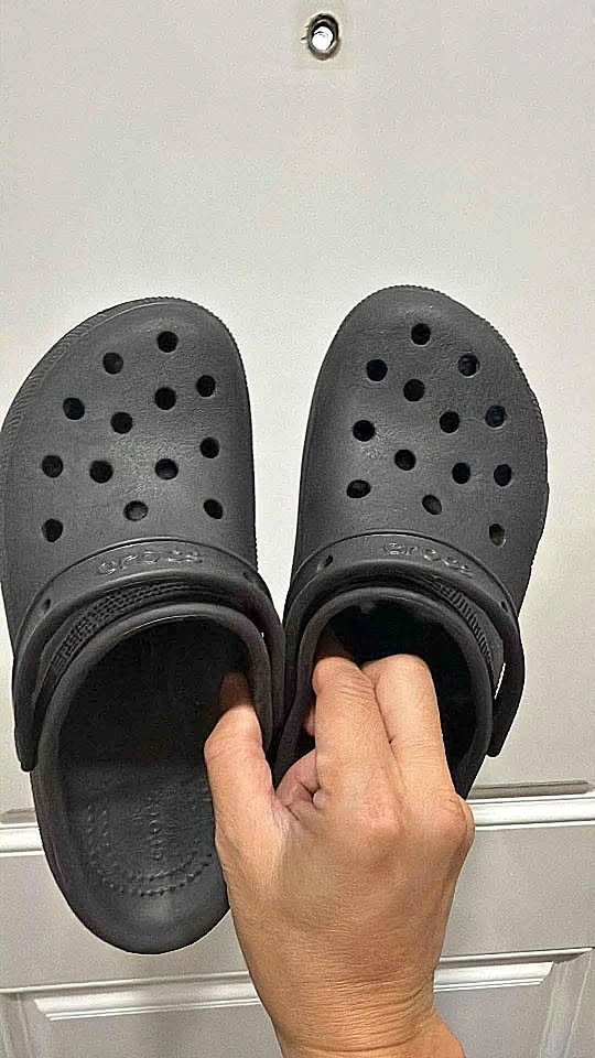 Black Crocs Classic Crush Clogs J6