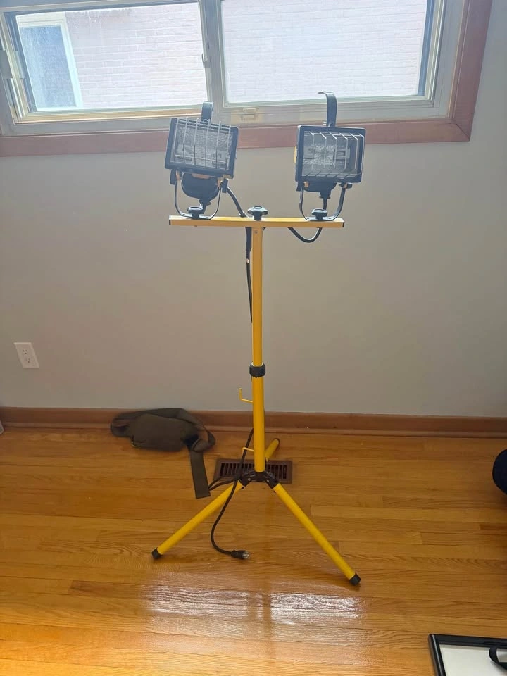 Dual Head Halogen Work Light with Tripod Stand