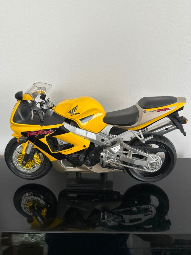 New-Ray 1/6 scale yellow Honda CBR929RR Fireblade diecast model