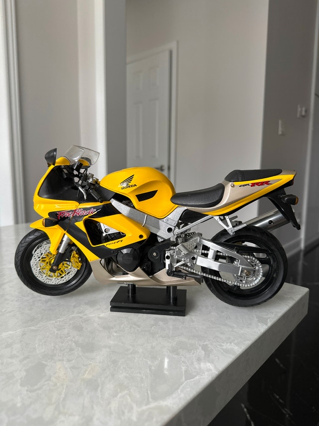 New-Ray 1/6 scale yellow Honda CBR929RR Fireblade diecast model - photo 2